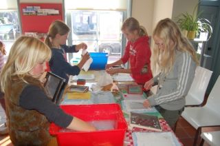 Kinderen met bak zeepsop en knutselmaterialen